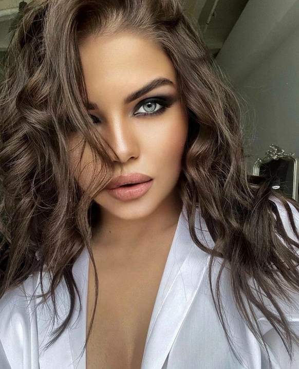 Яна Селихова