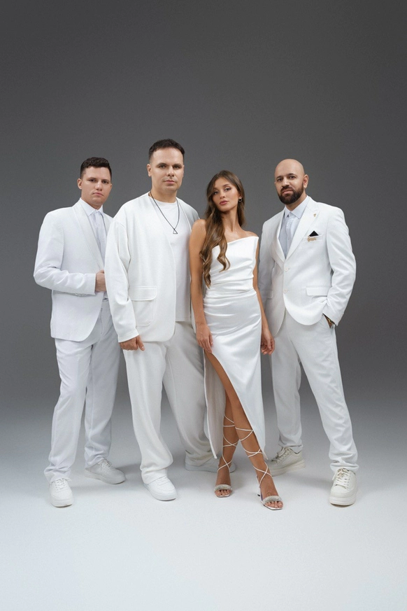 AVENTURA cover show