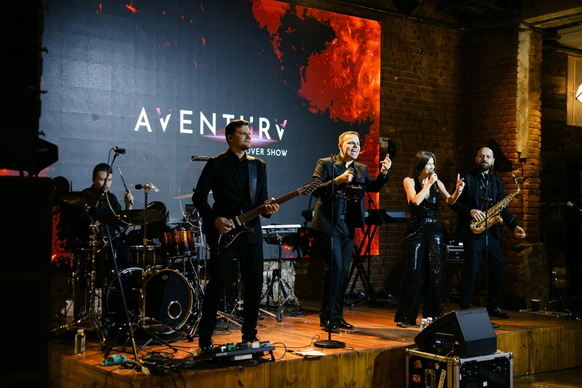AVENTURA cover show