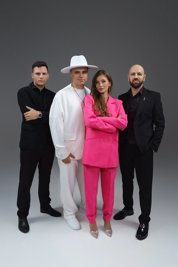 AVENTURA cover show