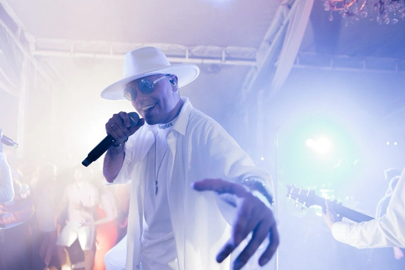 AVENTURA cover show