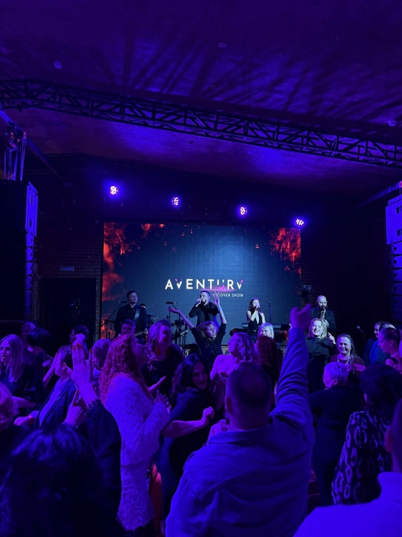 AVENTURA cover show