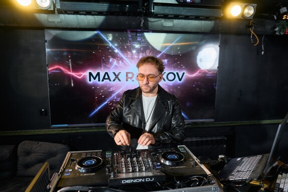 Max Rolikov — видео